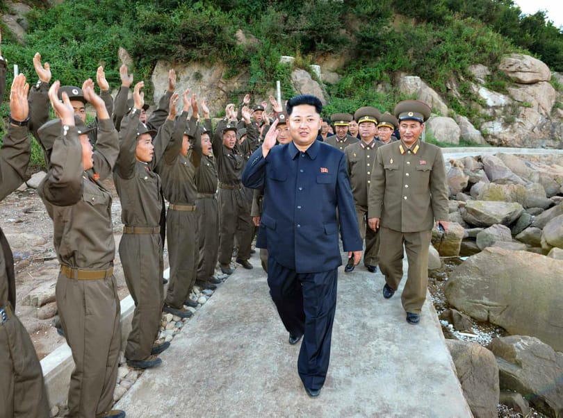 Fotó: Riadt arcú kiskatonák fogadják Kim Dzsong Unt