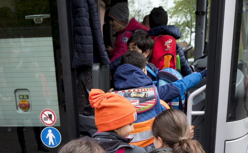 Szülők akadályozták meg, hogy jogsi nélkül vezesse a buszt külföldi kirándulásra