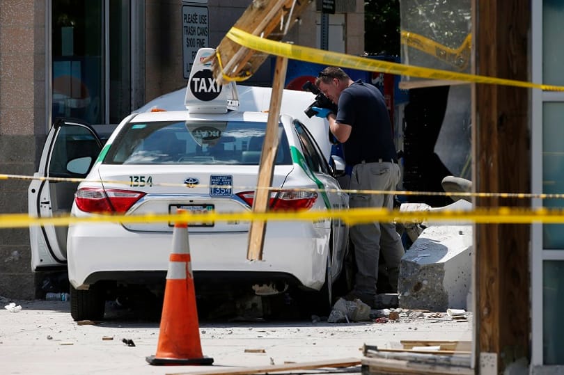 Járókelők közé hajtott egy taxi Bostonban