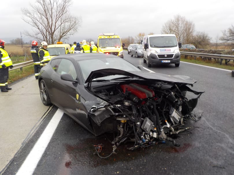 Megzúztak egy Ferrarit az M1-esen