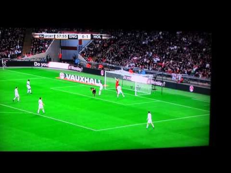 Videó: nézni is rossz a fejeléstől fűbe harapó Huntelaart