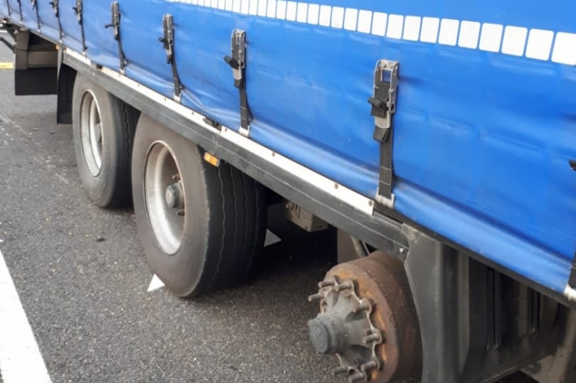 Hiányzó kerékkel repesztett egy kamion az M7-es autópályán