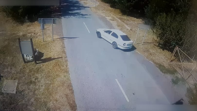 Motorost gázolt egy részeg sofőr, miután átsodródott a szembejövő sávba – videó
