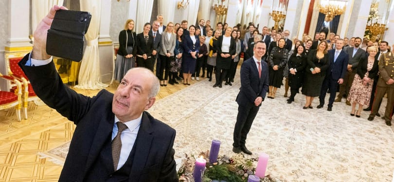 Tóta W. Árpád: Egy fingszagú szatyor az egész országunk