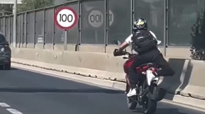 Tornamutatvánnyal bújt ki a sebességmérő kamera elől a motoros