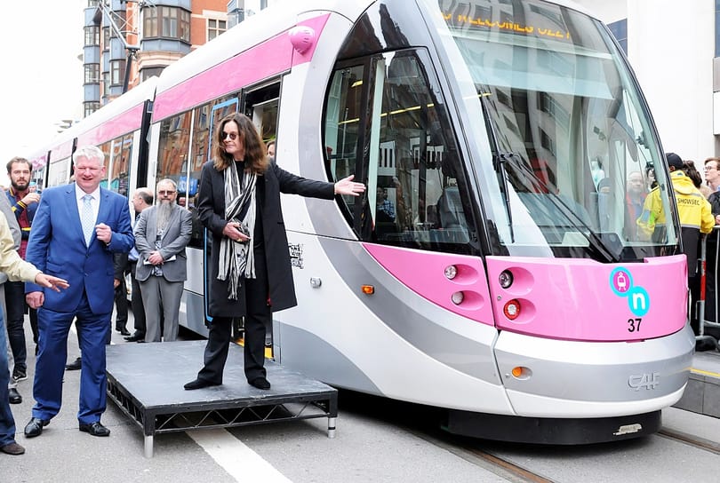 Rózsaszín orrú villamost neveztek el Ozzy Osbourne-ról Birminghamben – fotó