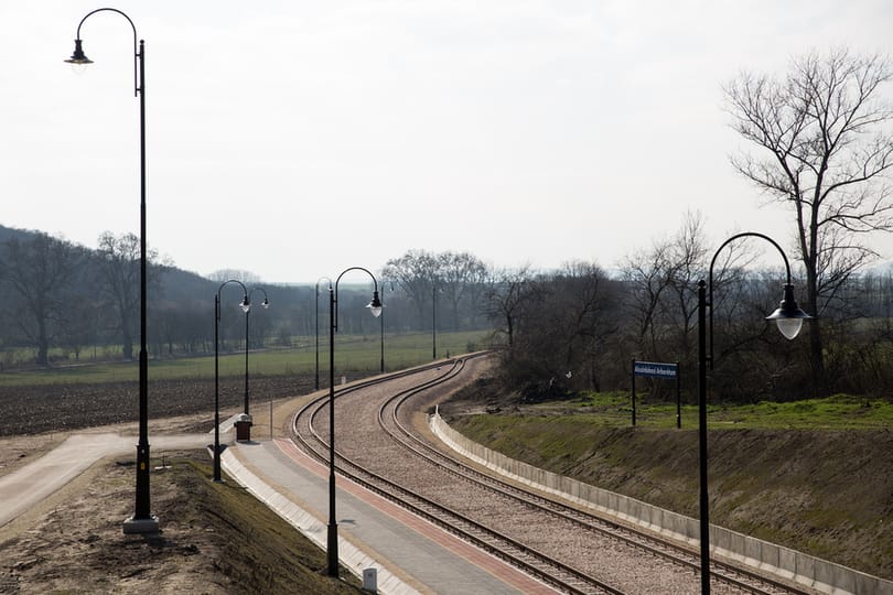 Masiniszták már vannak, de még nem dudál Orbán falujának kisvasútja – fotó