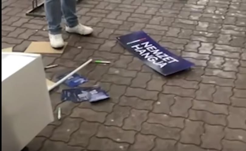 Részeg férfi verte szét a Tisza népszavazásos pultját Egerben – videó
