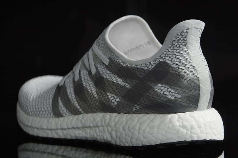 Barátkozzon a gondolattal, egyre több ilyen lesz: itt az Adidas első cipője, amit már robotok készítettek