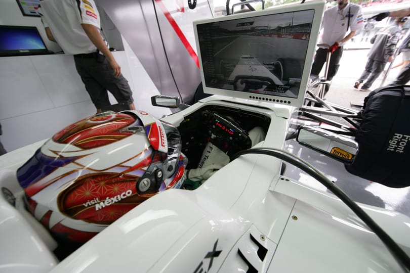 Kobayashi a legjobb az esős belgiumi F1-nyitóedzésen