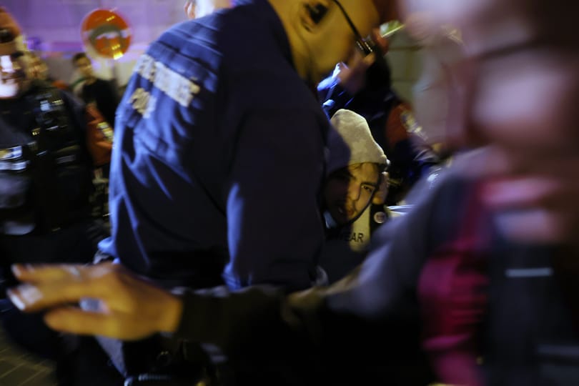 Öt embert előállítottak a Karmelitánál, nyolcat pedig arcuk eltakarása miatt jelentett fel a rendőrség