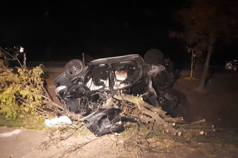 Fotó: lángoló kocsiból kellett kirángatni egy sofőrt
