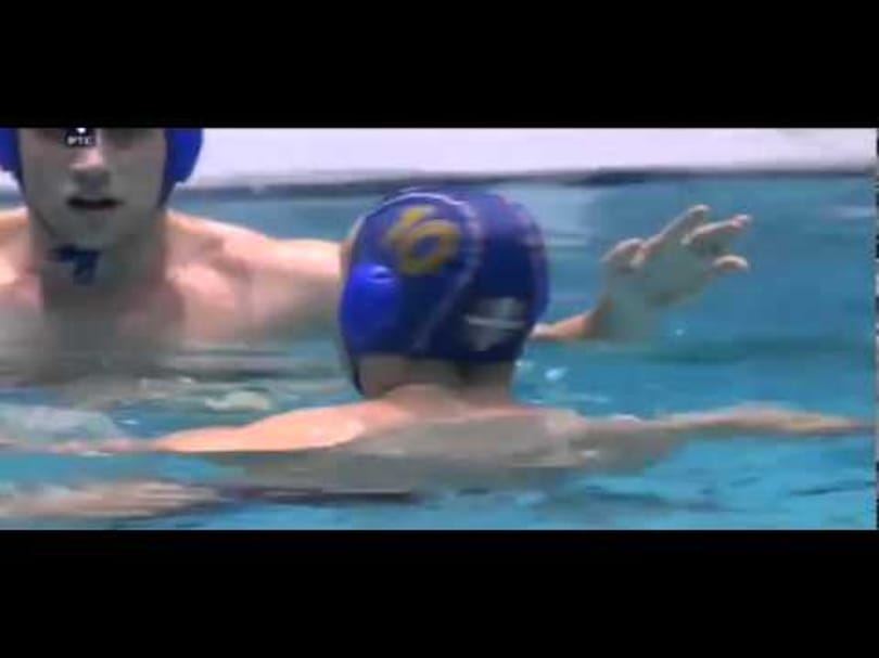 Ilyen egy alattomos öklös a vízilabdában - videó