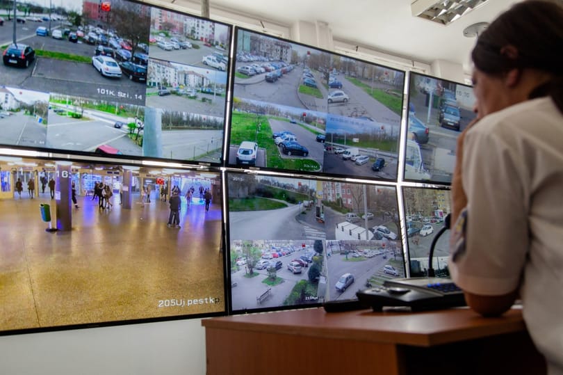 És akkor konzumnők kacsintgattak a térfigyelő kamerába