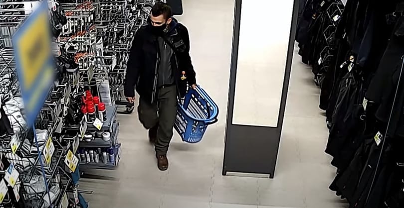 Ruhát, fejlámpát, térképet lopott a sportáruházból, keresi a rendőrség