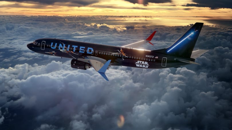 Elkezdődött az oltatlanok kirúgása az United Airlinesnál