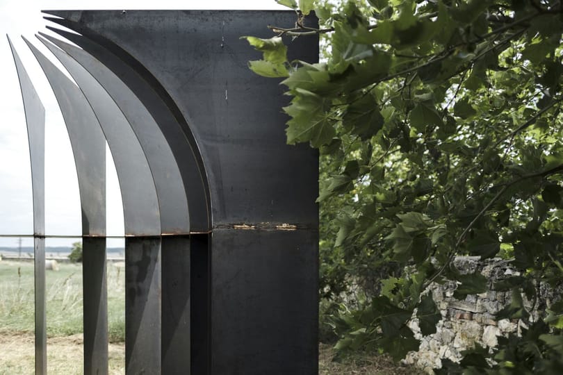 Megtervezték a saját esküvői kápolnájukat, nemzetközi designmagazinba került a magyar pár