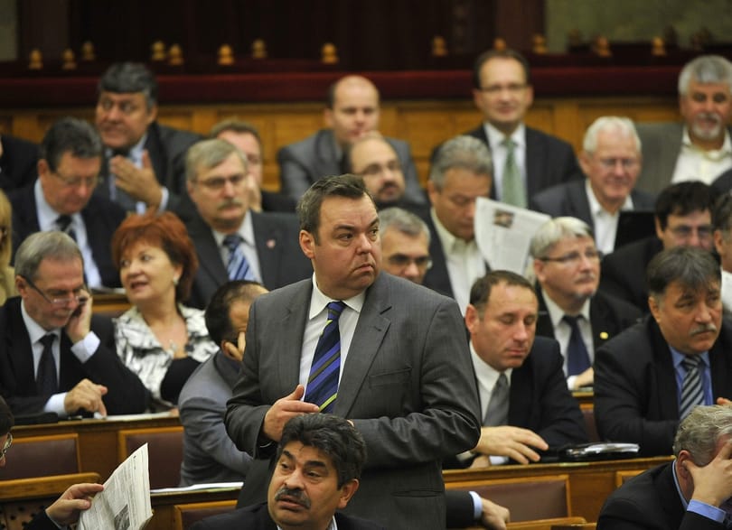Ki ellen harcol L. Simon államtitkár?