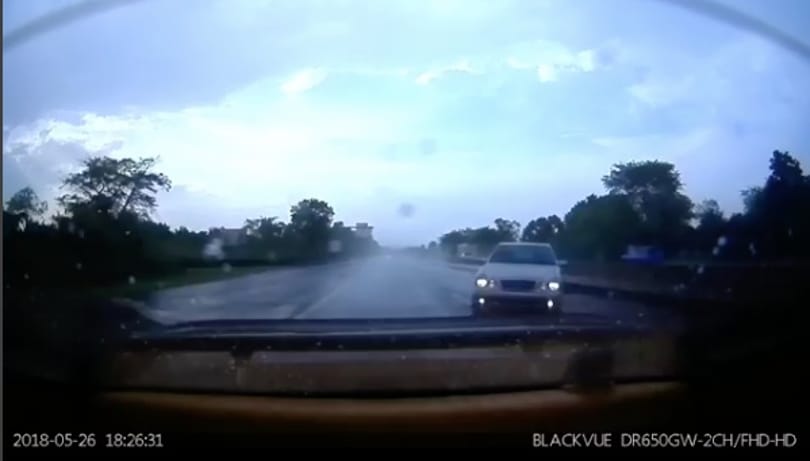 Vizes aszfalton akart emberkedni a Mercedes sofőrje, rossz vége lett – videó