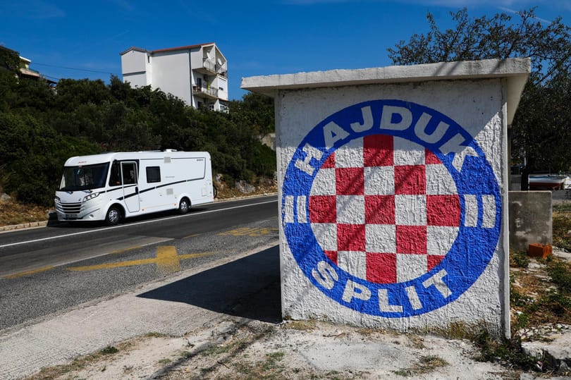 Blokkolták az autópályát a Hajduk Split drukkerei, a rendőrök lőfegyvert is használtak az oszlatásukhoz