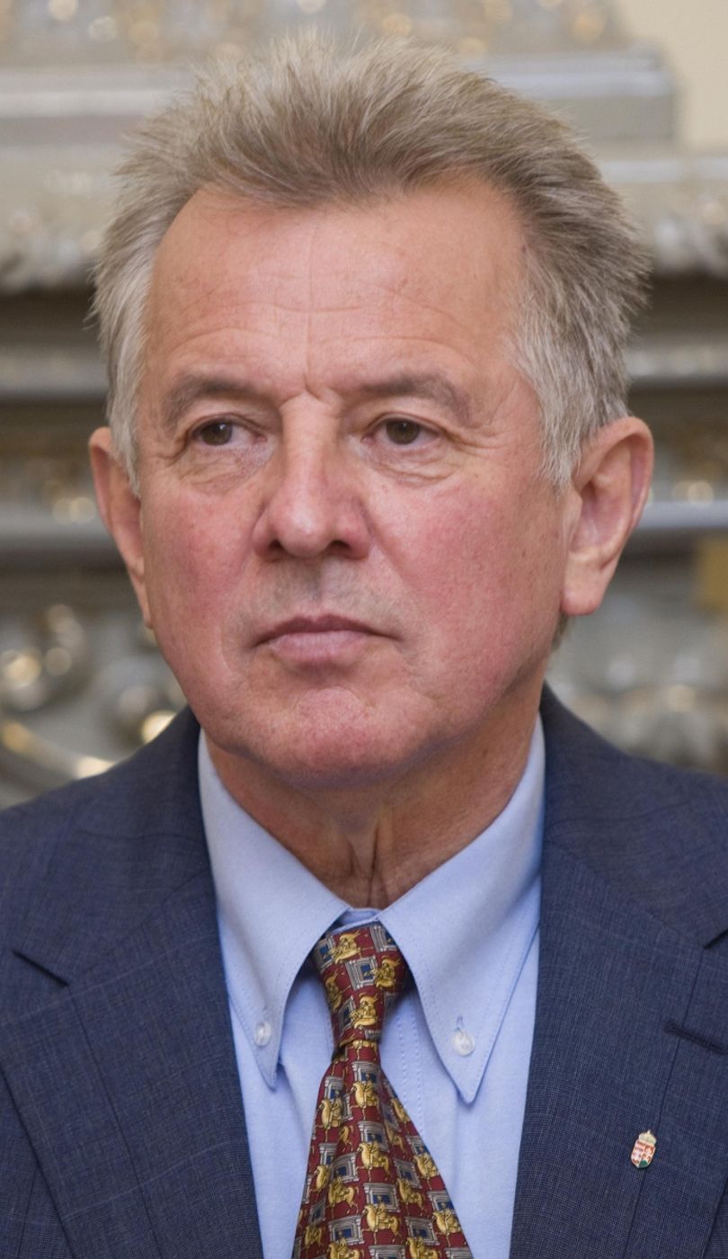 Mit csinál Schmitt Pál egy mauzóleumnál?