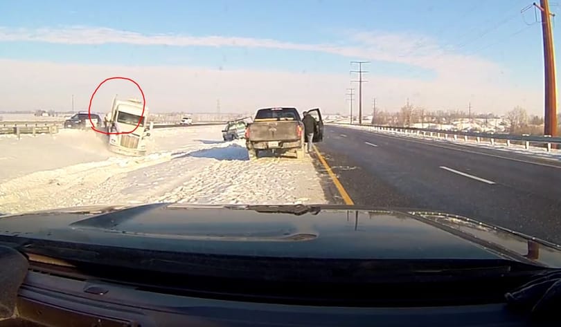 Erre a rendőrre valaki vigyáz odafönt: centiken múlott, hogy nem ütötte el egy kamion