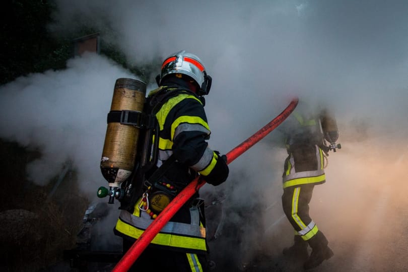 Kigyulladt egy lakás Tatabányán, többen beszorultak a lakásukba a füst miatt