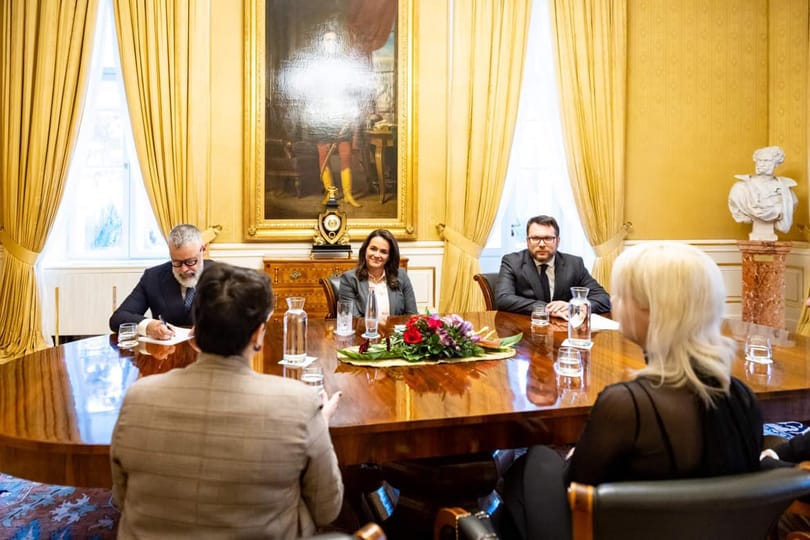 Megkérték Novák Katalint, hogy ne írjon alá melegellenes törvényeket