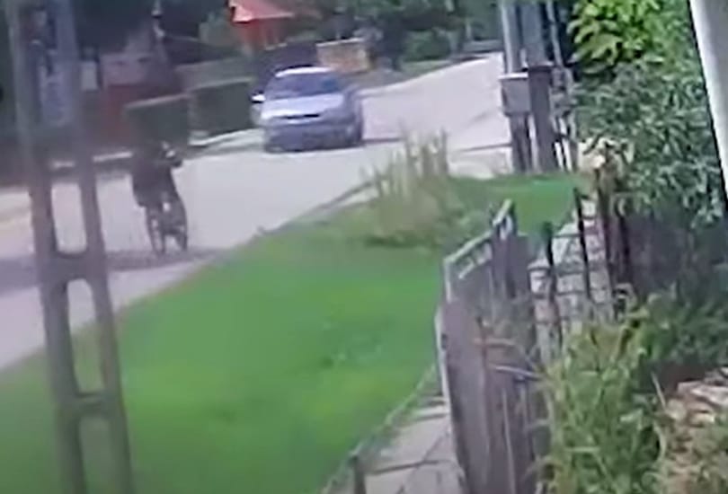 Elgurult apróira figyelt egy autós, közben meg elcsapott egy biciklist – videó