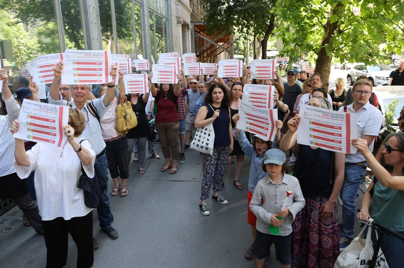 Nem találták meg Hankó minisztert a kutatóközpontok leválasztása ellen tiltakozó kutatók