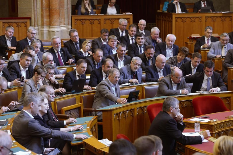 A Fidesz-frakció drága autóra költ, az MSZP pedig a saját kis hátországára
