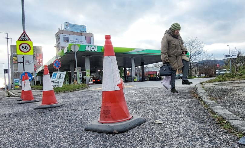 Dupla árrés van a magyar benzinen, ezért drágább, mint a szomszédban