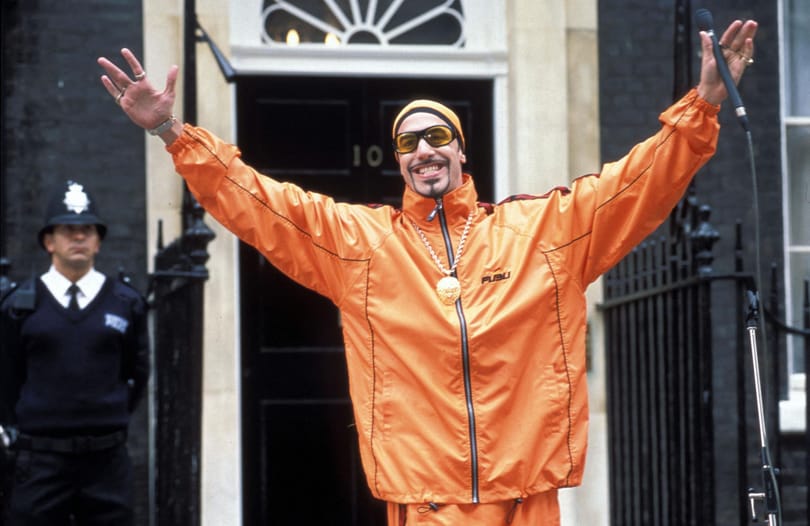 Sacha Baron Cohen ismét magára húzta Ali G susogós melegítőjét