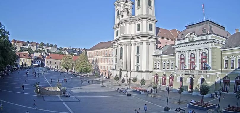 Megint beszakadt az egri főtér szökőkútja egy nehéz járműtől
