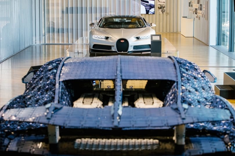 Egymás mellett áll az igazi és a Lego Bugatti Chiron a márka múzeumában