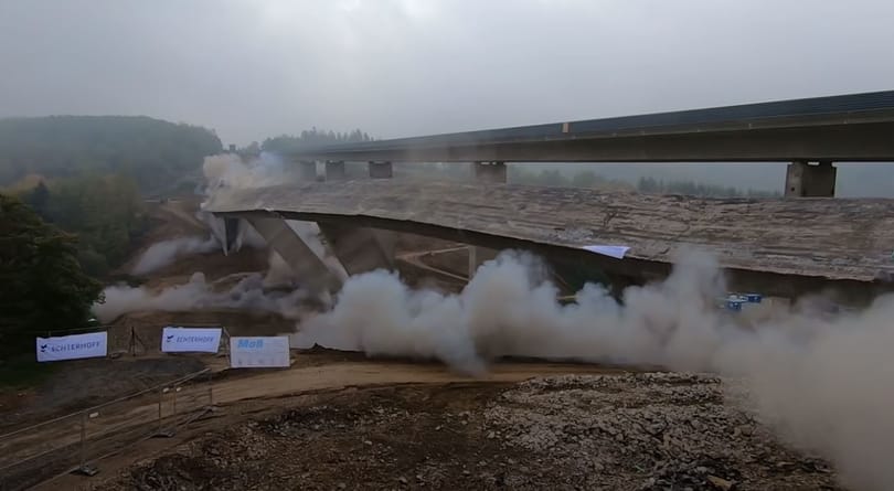 Videón, ahogy felrobbantanak egy 340 méteres völgyhidat Németországban