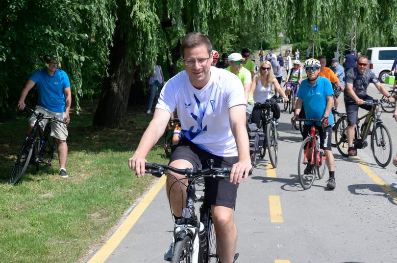 Gulyás Gergely nyeregbe pattant az új Budapest-Balaton kerékpárúton, és megállapította: a bringa jó megoldás a fenyegető olajhiányra