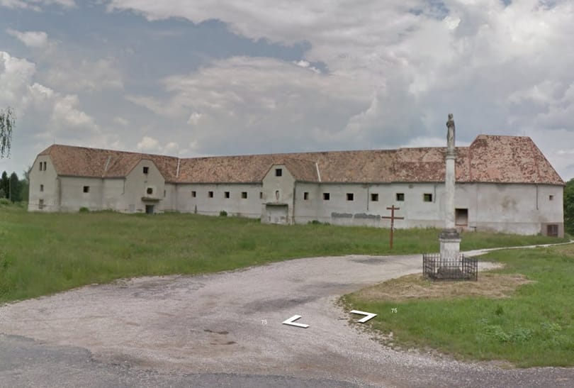 Eladó egy magyar vár mezőkkel, horgásztóval - fotó