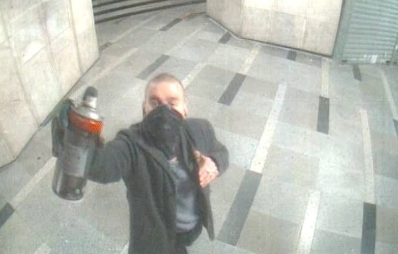 Telibe kapta a biztonsági kamera a Blaha Lujza téri firkálót