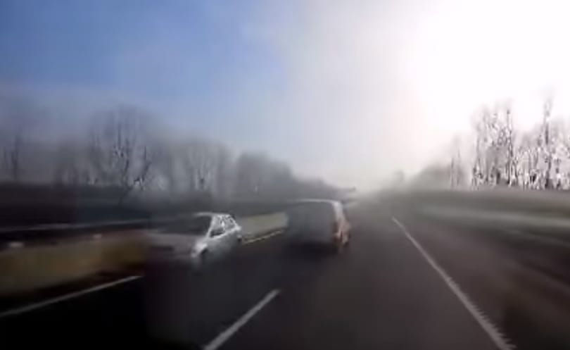 A forgalommal szemben hajtó autóst videóztak az M2-esen
