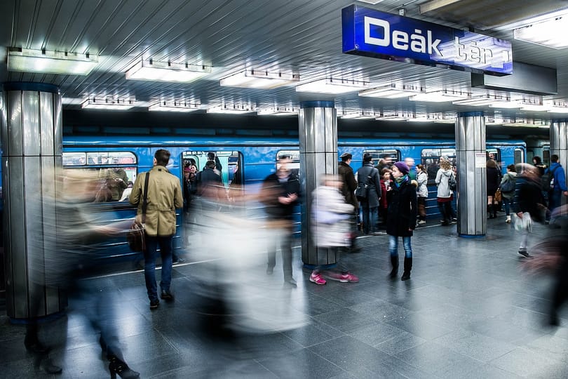 Leszakadt egy lámpa burkolata a Deák téri metróállomáson
