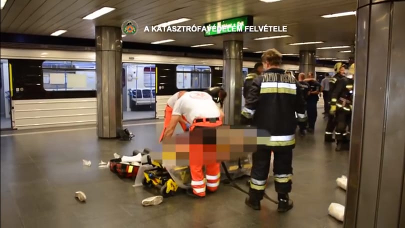Itt a videó a szerdai metrógázolásról, így húzták ki a kocsi alól a sérültet