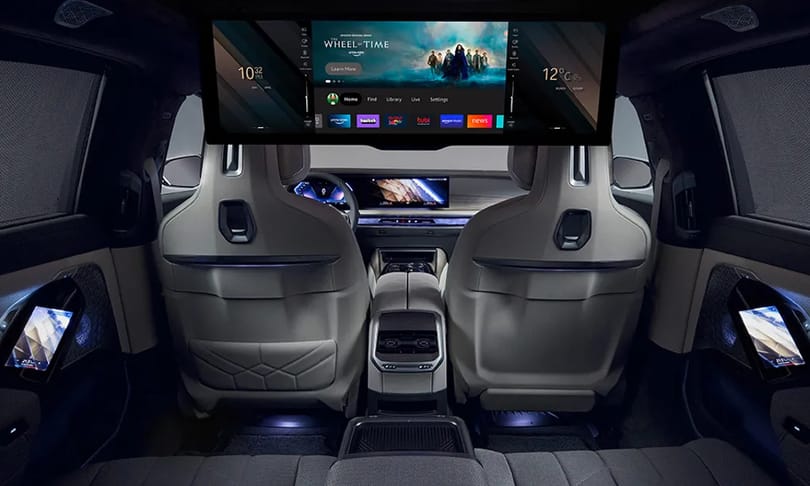 Már Magyarországon is rendelhető gigantikus hátsó 8K kijelző a 7-es BMW-be