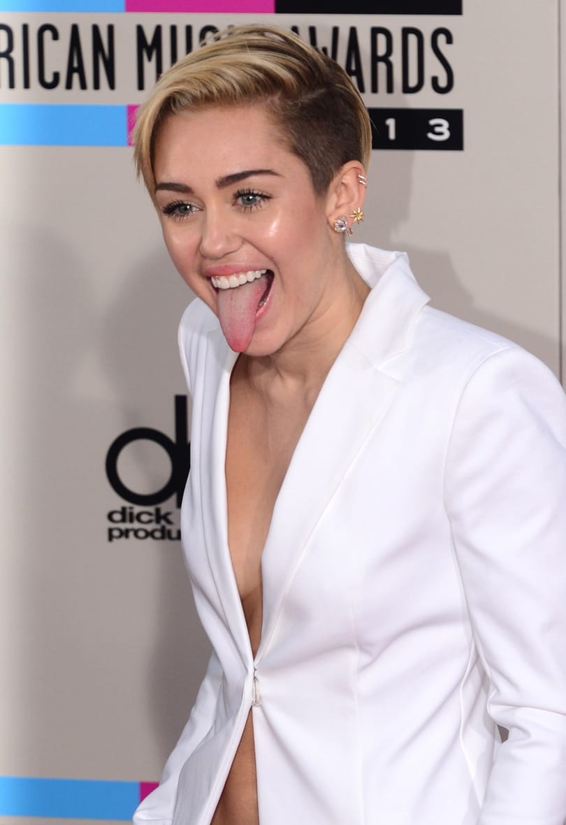 Kiderült, miért dugja ki állandóan a nyelvét Miley Cyrus