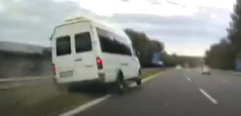 Tinédzserekkel teli buszt ért baleset az M7-esen vasárnap – videó