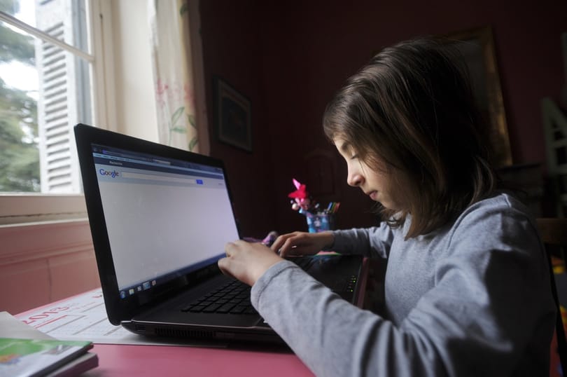 Ilyen az átlagos magyar gyerek: 9 éves, de már 100+ ismerőse van a Facebookon