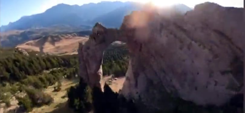 228-cal repült át a szárnyas ruhás férfi egy 3 méteres lyukon – videó