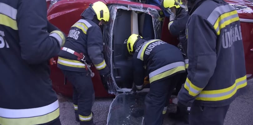 Videón a Városmajor utcai baleset sérültjének mentése