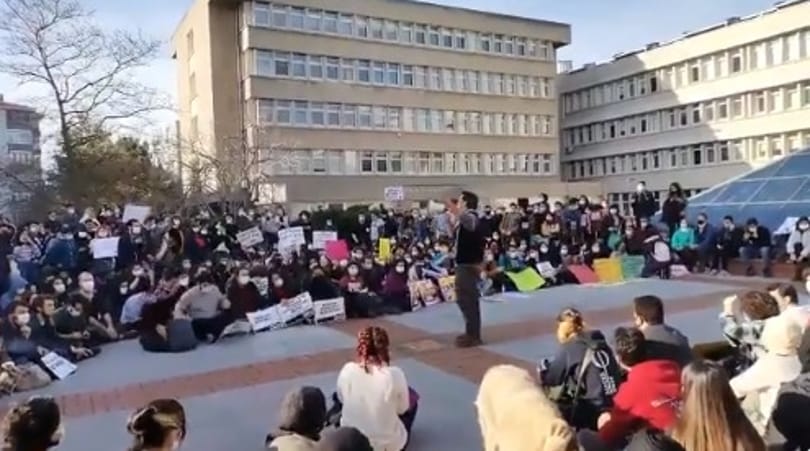 Rendőrök csaptak össze tüntető diákokkal, miután Erdogan nevezte ki az egyik isztambuli egyetem rektorát