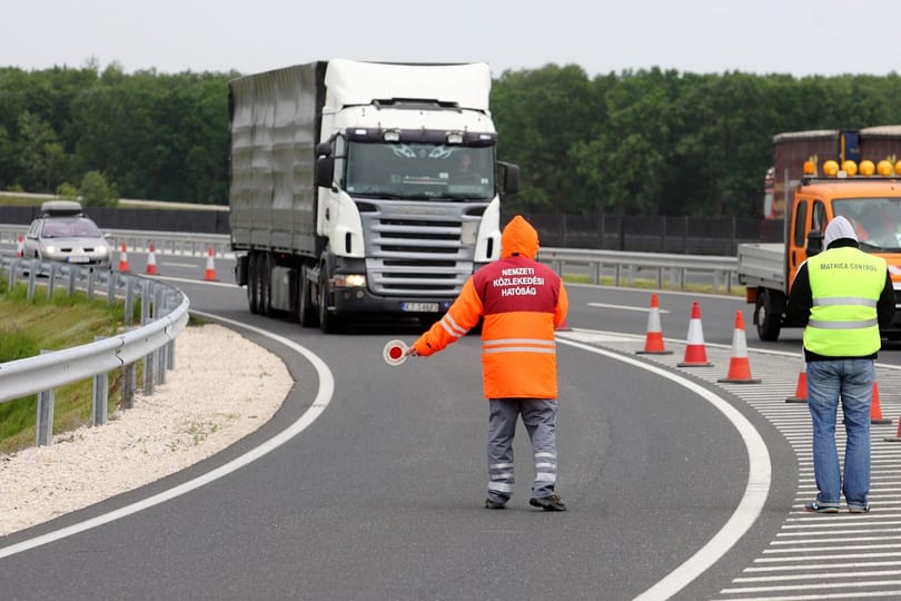 Itt a lista: ekkora büntetést kaphatnak a túlsúlyos teherautók az utakon